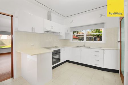 BEAUTIFULLY PRESENTED FAMILY HOME - Photo 4