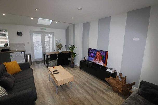 6 bedroom apartment to rent - Photo 1