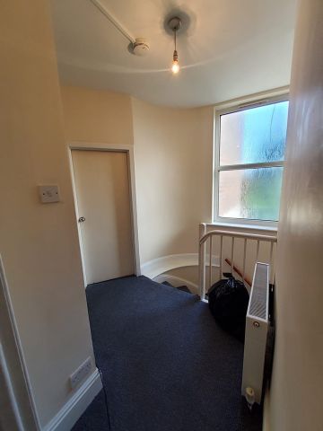 3 Bed Flat, Lower Broughton Road, M7 - Photo 2