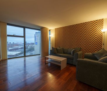 Two-bedroom apartment in the prestigious West Tower, Liverpool - Photo 2