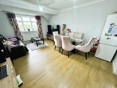 2 bedroom flat to rent - Photo 2