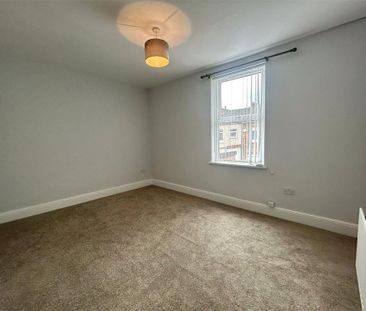 2 bedroom end of terrace house to rent - Photo 2