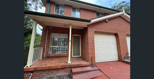 FULLY RENOVATED MASSIVE TOWNHOUSE - Photo 1