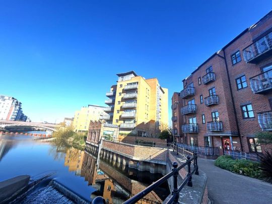 Turlow Court, Leeds, West Yorkshire - Photo 1