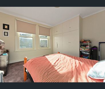 Central Apartment with Parking! - Photo 3