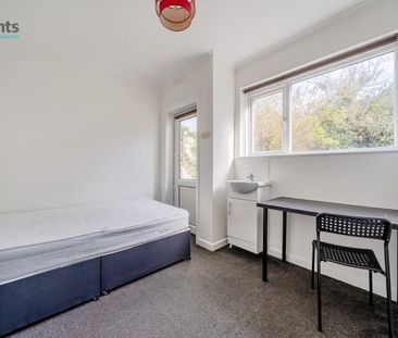 4 bedroom semi-detached house to rent - Photo 6