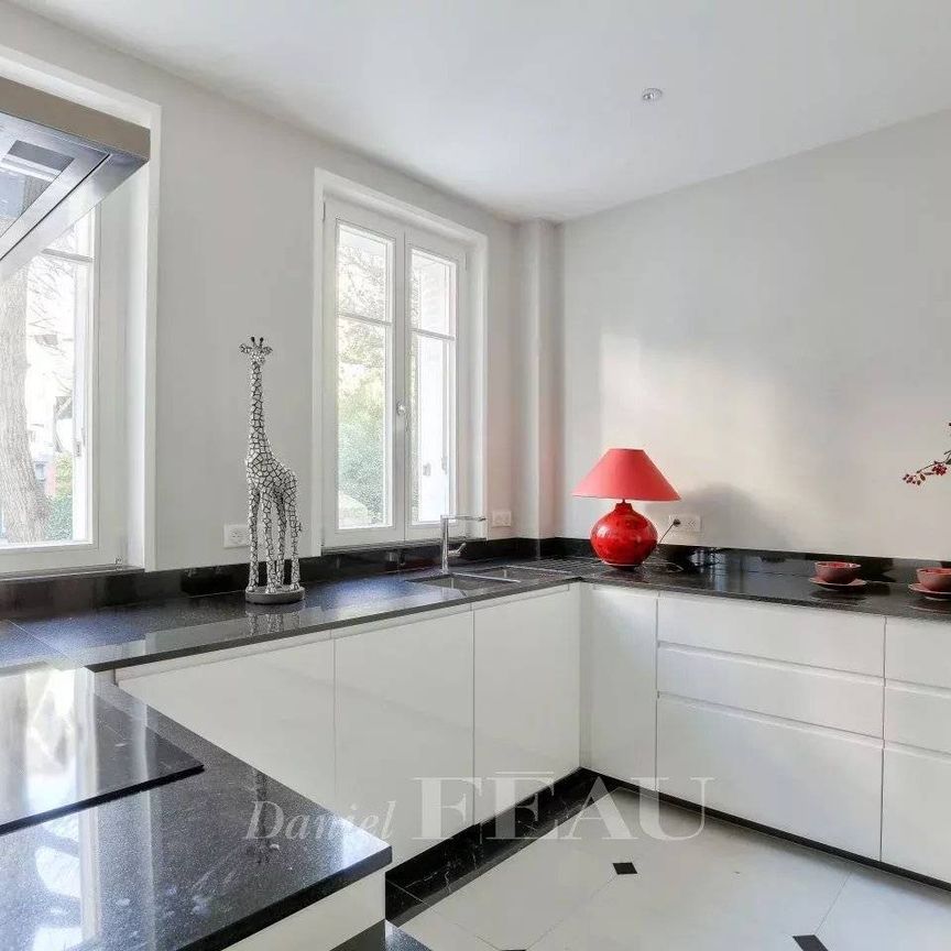 Location maison, Paris 16ème (75016), 9 pièces, 250.02 m², ref 85448712 - Photo 1