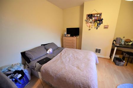 2 bedroom House in Harold Avenue, Leeds - Photo 4