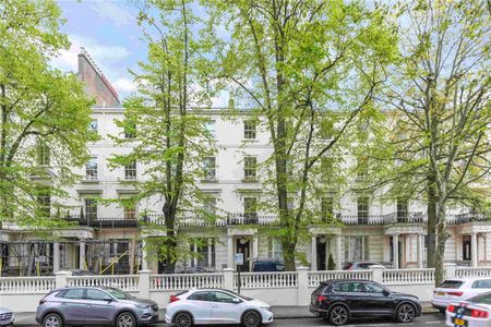 A beautifully presented three bedroom two bathroom duplex apartment with lift and access to superb communal gardens. - Photo 3