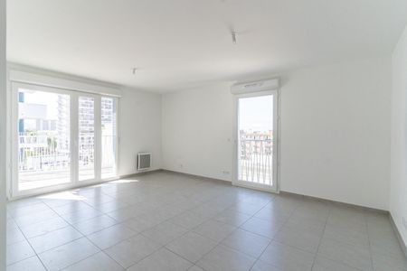 location Appartement T3 DE 64.3m² À MARSEILLE - Photo 2