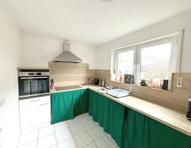 Trier-Heiligkreuz: Moderne, helle 2-Zimmer-Wohnung mit Balkon, Einbauküche und Stellplatz! - Foto 1