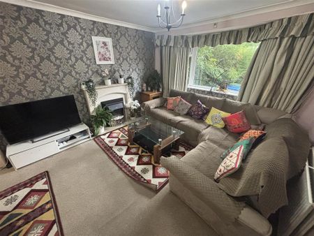 4 bedroom semi-detached house to rent - Photo 4