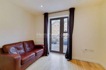 Platinum Court, Cephas Avenue, Stepney Green, London, E1 - Photo 3