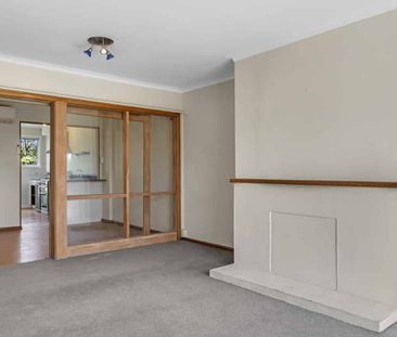 Sunny Two Bedroom Apartment in Merivale - Photo 2