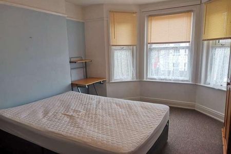 Bedroom Detached House In Winton, BH9 - Photo 3