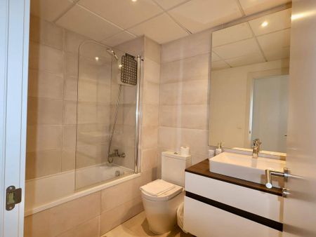 Luxury Apartment for rent in Estepona, Andalusia - Photo 4