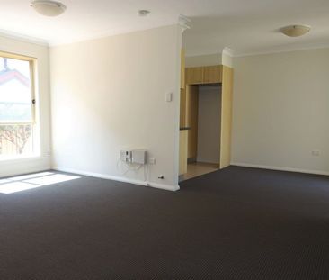 Townhouse is great location - Photo 1