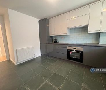 3 bedroom flat to rent - Photo 6