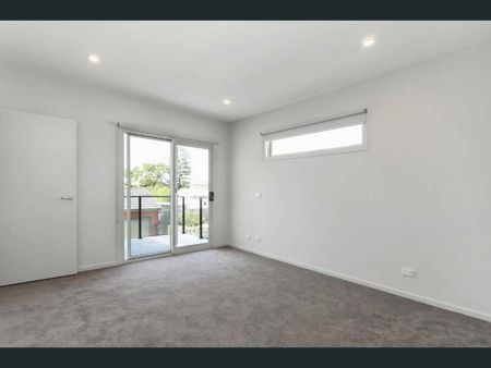 Contemporary two bedroom townhouse - Photo 4