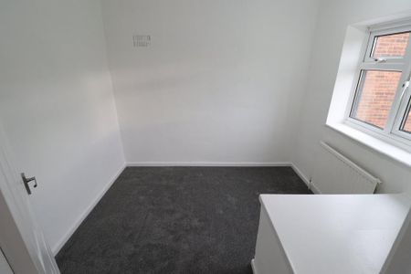 3 bedroom end of terrace house to rent - Photo 2
