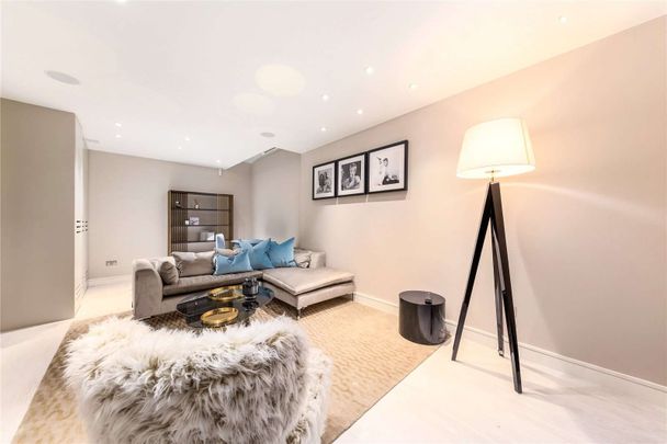 A brilliant Mews house in this prestigious Knightsbridge location which has been recently re-modelled and entirely re-designed behind the original façade. - Photo 1