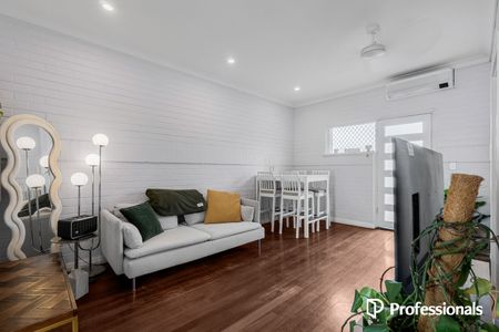 Top-Floor Apartment in Sought-After Scarborough Location - Photo 2