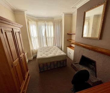 5 bedroom house to rent Landcross Road, Fallowfield, M14 - Photo 3