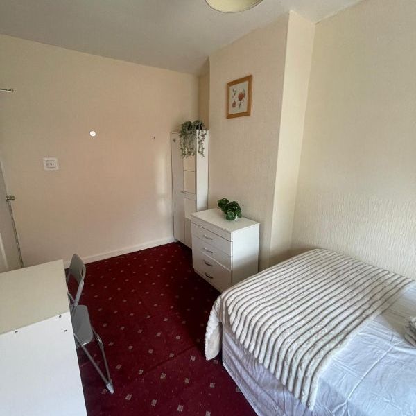 4 Bed Semi-Detached House, Wulfstan St, W12 - Photo 1