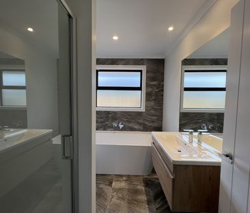 Near New Executive Home - Photo 3