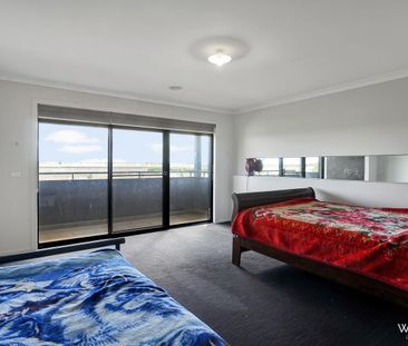 Double DELIGHT with a Big, Bold & Bright house! - Photo 2