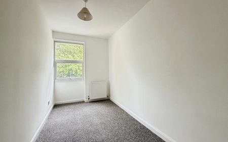 A beautifully refurbished four-bedroom house, finished to a high standard throughout. The property offers three double bedrooms, a single bedroom, modern bathroom and downstairs WC, spacious kitchen with separate dining area, garage and driveway providing off-road parking. - Photo 4