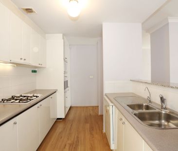 Spacious Three Bedroom unit in the Heart of Epping - Photo 3