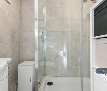 1 bedroom in a flat share to rent - Photo 6
