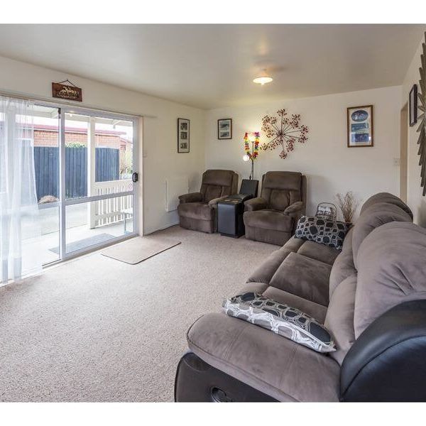 Lovely sunny warm two bedroom property townhouse - Photo 1