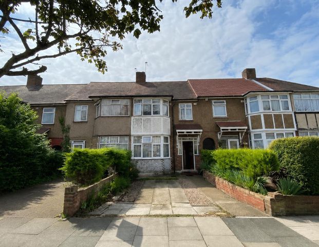Chestnut Road, Enfield EN3, London - Photo 1