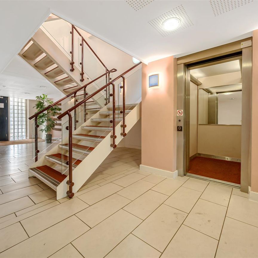 London Street, Basingstoke - Photo 1