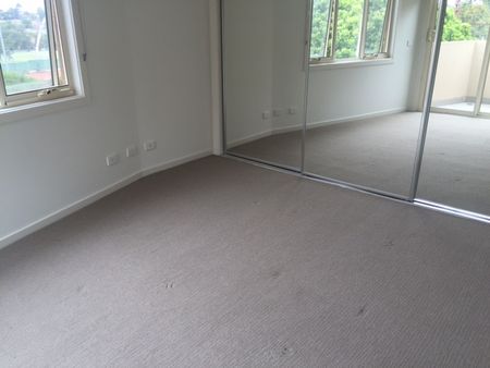 Modern Perfectly located 3 bedroom double storey townhouse with all the mod cons! - Photo 4