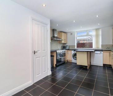 4 bedroom semi-detached house to rent - Photo 3