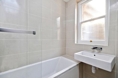 3 bedroom flat to rent - Photo 2