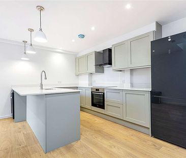 A lovely two bedroom house in a unique development in Wimbledon. - Photo 1