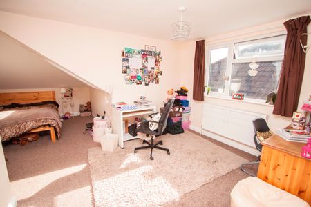 7 Bed Semi-Detached House, Burlington Road, SO15 - Photo 2