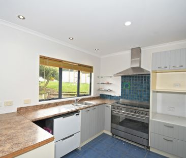 LARGE FAMILY HOME! - Photo 6