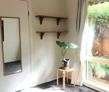 3-bedroom shared house, Raymond Close - Photo 6