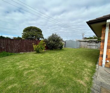 Spacious Home with Two Lounges and Five Bedrooms - Papamoa - Photo 2