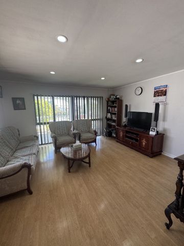 Looking for a home with great street appeal? - Photo 4