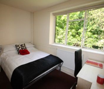 NEW STUDENT HALLS TO LET IN BRADFORD From £55PW all inclusive - Photo 5