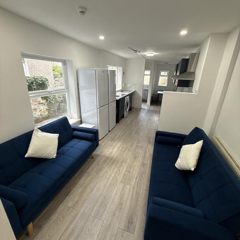 8 bedroom terraced house to rent - Photo 1