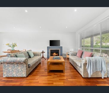 Stylish Renovated Home Opposite Victoria Park - Photo 3