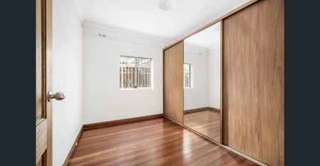 SPACIOUS 2 BEDROOM FRONT HOUSE - Photo 2