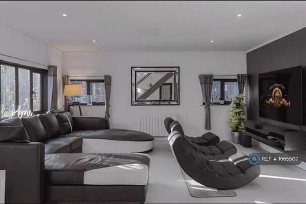 4 bedroom detached house to rent - Photo 1